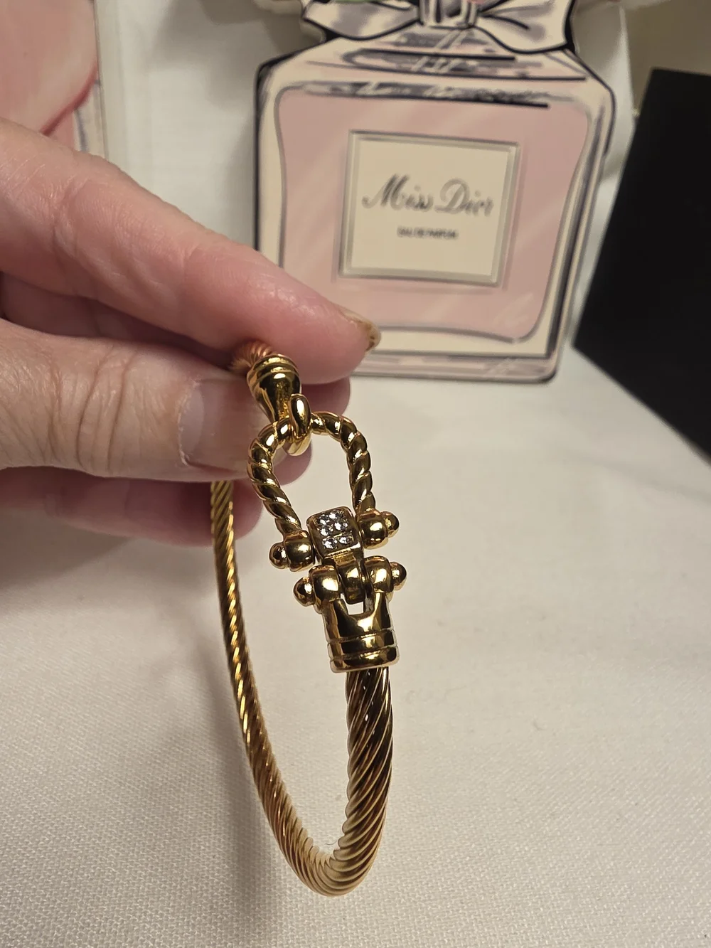 Twisted Gold Plated Cable Bracelet w/HorseShoe Closer